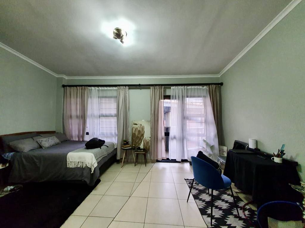 Spacious apartment for sale in Milpark Mews › Student Properties